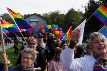 Måla en regnbåge – plakatverkstad inför Gnesta Pride