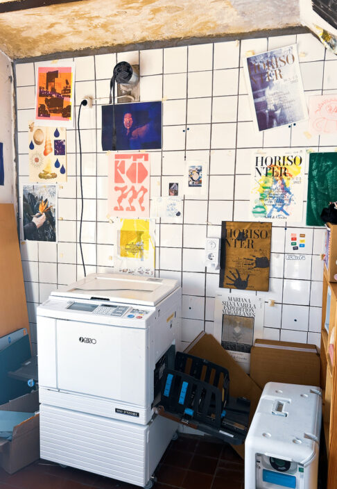 En risograf och en vägg med olika trycksaker printade på en risograp i risograf-studion på Art Lab Gnesta.